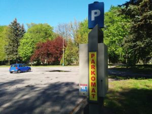 Read more about the article Postój na parkingu przy amfiteatrze od poniedziałku będzie płatny. Przy Kasprowicza posiadacze Karty Mieszkańca parkują za darmo