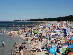 Read more about the article Zakaz przebywania nagich dzieci na plażach? Polacy podzieleni (sondaż)