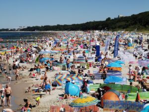 Read more about the article Jest odpowiedź ws. ograniczenia parawanów na plaży. Prezydent Kołobrzegu spytała o zdanie kierownika ratowników i komendanta Straży Miejskiej