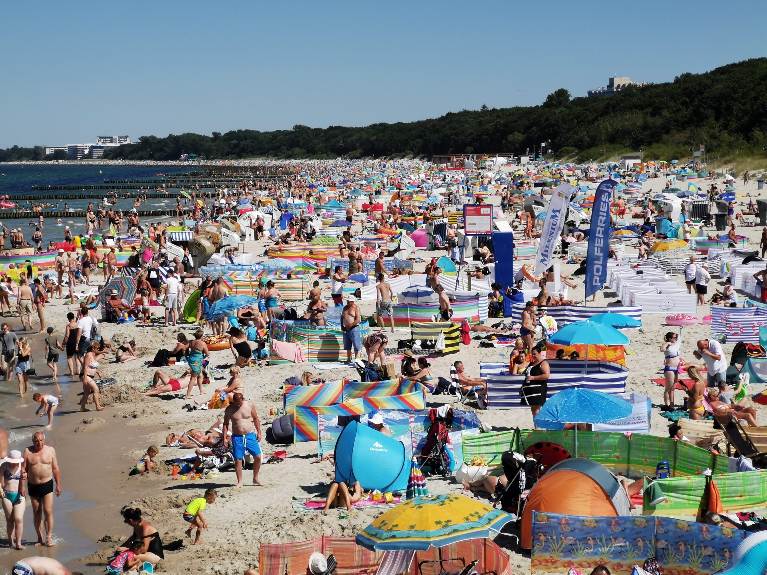 You are currently viewing Zakaz parawanów na plaży w Kołobrzegu? Mieszkańcy kurortu skarżą się, że nie ma dla nich miejsca