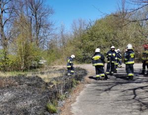 Read more about the article Płonęły trawy przy lotnisku w Bagiczu. Spaliła się altana na działkach i samochód na S6