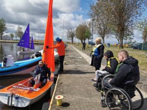Read more about the article Powstała żeglarska sekcja „Hansa 303”. To sportowa oferta dla osób z niepełnosprawnością