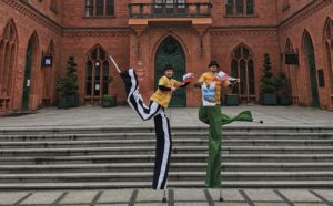 Read more about the article Właśnie mija 765. rocznica nadania praw miejskich Kołobrzegowi. Szczudlarze rozdają flagi z herbem miasta. Wieczorem koncert