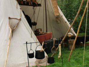 Read more about the article Targ Solny. Do jutra przy baszcie czekają na nas gościnni rekonstruktorzy dawnych rzemiosł i wojowie (ZDJĘCIA)