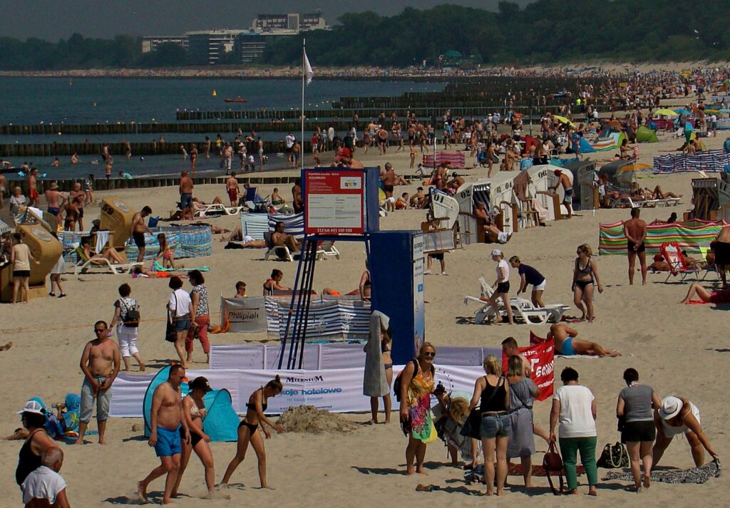 Ratownicy na plaży w Kołobrzegu