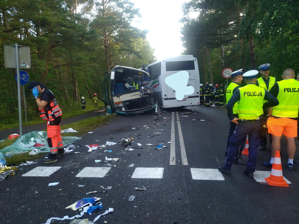 You are currently viewing Zderzenie dwóch autobusów. Kilkunastu rannych w szpitalach (ZDJĘCIA)