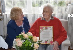 Read more about the article Setne urodziny pani Antoniny. Jubilatce kłaniamy się nisko i życzymy zdrowia!