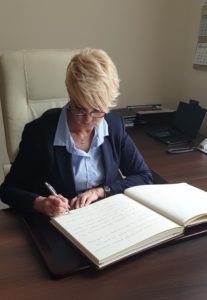 Read more about the article W ratuszu jest wyłożona księga kondolencyjna poświęcona pamięci Antoniego Szarmacha. Każdy może się wpisać