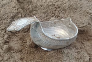 Read more about the article Niezwykłe znalezisko. Muzeum Oręża Polskiego prosi o pomoc w ustaleniu jego pochodzenia i przeznaczenia oraz rozwikłaniu zagadki inicjałów i znaków (zdjęcia)