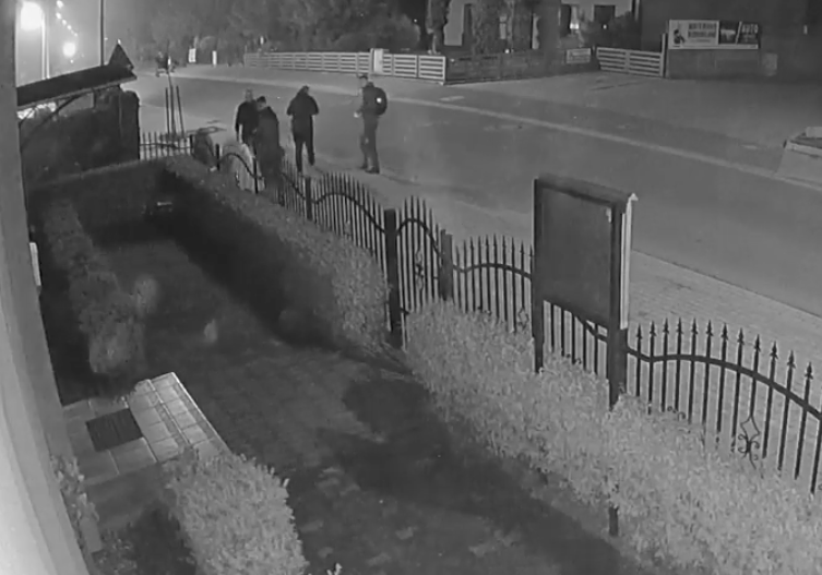 You are currently viewing Ktoś niszczy banery wyborcze Rafała Trzaskowskiego. Senator złożył zawiadomienie na policji