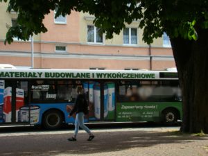 Read more about the article Reklamy na autobusach zasłaniają widoki. Zarobek dla spółki czy komfort pasażerów? Prezes obiecuje znaleźć kompromis