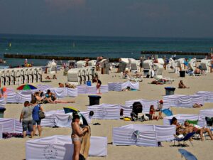 Read more about the article Bezpieczny sektor na plaży centralnej działa. Parawany gwarantują tzw. dystans społeczny