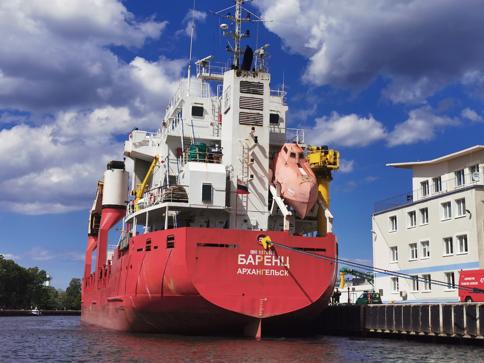 You are currently viewing Do kołobrzeskiego portu wpłynął 99-metrowy statek. Jeszcze metr, góra dwa, a nie zostałby przyjęty. Po co przypłynął?