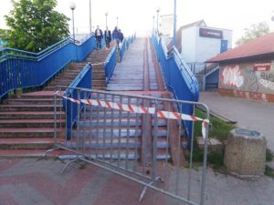 Read more about the article Kruszejące stopnie na kładce nad torami kolejowymi poprawione. Na więcej nie mamy co liczyć