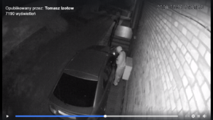 Read more about the article Ktoś oblał i podpalił auto. Jego właściciel oferuje wysoką nagrodę za znalezienie wandala (WIDEO)