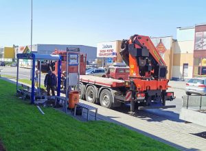 Read more about the article Trwa montaż wiat przystankowych. „Funkcjonalne, trwałe i estetyczne”