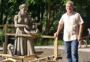 Read more about the article Rzeźba Zosi stoi już na skwerze Pana Tadeusza. Lata temu stał tu pomnik Lenina