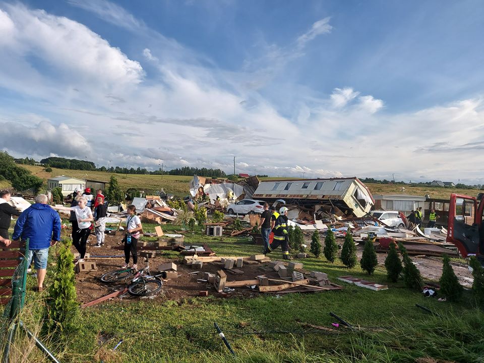 You are currently viewing Niszczycielska trąba powietrzna w Ustroniu Morskim. Trwa szacowanie strat