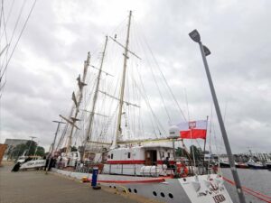 Read more about the article Do kołobrzeskiego portu zawinął ORP Iskra