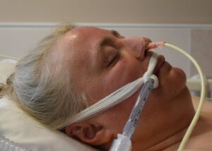 Read more about the article Policja prosi o pomoc w ustaleniu tożsamości tej kobiety. Udało się ją uratować przed utonięciem, ale wciąż jest nieprzytomna