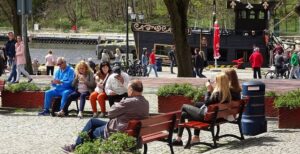 Read more about the article Ile może kosztować 18 ławek parkowych? 37 tys. zł albo…336 tys. zł