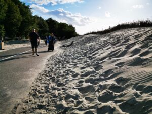 Read more about the article Piasek z plaży nadal zasypuje promenadę. Mur gabionowy ma powstrzymać inwazję plaży
