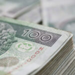 na zdjęciu banknoty 100 zł