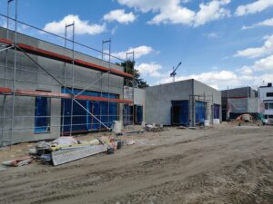 Read more about the article Budynek powstającego przedszkola przy ul. Radomskiej ciągnie się przez całą szerokość działki. Ma 70 metrów dlugości