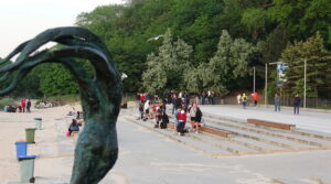 Read more about the article Będzie można legalnie na schodach przy molo wypić piwo? Policja wydała opinię. Amatorzy spożywania w plenerze nie będą zadowoleni