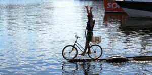 Read more about the article XXI zawody w Jeździe Rowerem po Desce na Wodzie (GALERIA ZDJĘĆ)