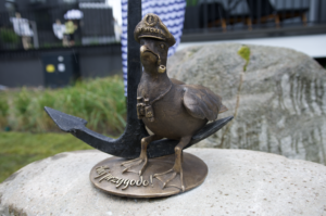 Read more about the article Marian marynarz, z fajką, lornetką i w kapitańskiej czapce stanął w Podczelu. Rzeźbę ufundował poznański deweloper