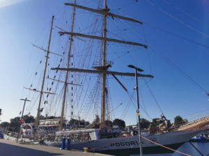 Read more about the article Trójmasztowa Pogoria zacumowała w kołobrzeskim porcie