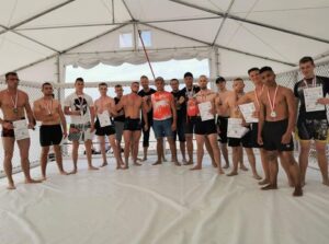 Read more about the article Walczyli w oktagonie ustawionym na plaży i wygrywali. Worek medali dla zawodników BERSERKERS TEAM z Kołobrzegu