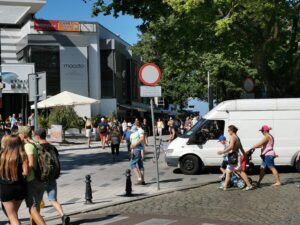 Read more about the article Miasto wymieni zepsute od 1,5 roku słupki blokujące wjazd na deptak przed molo. Są potrzebne, bo wciąż niektórzy kierowcy łamią zakaz wjazdu