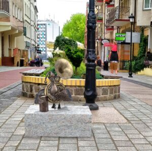 Read more about the article Rodzina Marianów się powiększy! Jesienią do sympatycznych rzeźb mew dołączy kolejna – Marian wolontariusz WOŚP