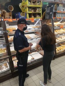 Read more about the article Policjanci i pracownicy sanepidu w kołobrzeskich marketach przypominali o obowiązku noszenia maseczek