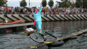 Read more about the article 7 sierpnia, Marina Solna, zawody w jeździe rowerem pod desce na wodzie, godz. 11, wstęp wolny