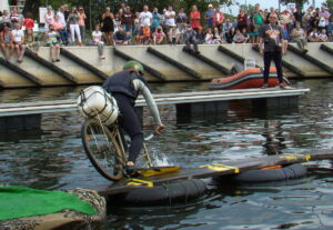 Read more about the article 15 sierpnia, port jachtowy, zawody w jeździe rowerem po desce na wodzie, godz. 12, wstęp wolny