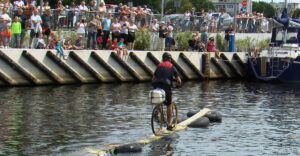 Read more about the article Antoniemu by się podobało! Dużo słońca, śmiechu i aż pięciu zawodników w finale zawodów w jeździe rowerem po desce na wodzie (WIDEO)