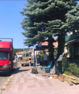 Read more about the article Mieszkańcy doczekali się. Teraz czekając na autobus będzie gdzie się schronić, gdy pada deszcz lub wieje wiatr