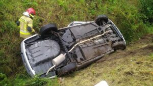 Read more about the article Dachowanie w Jarogniewie. Strażacy, by wyciągnąć kobietę z auta, musieli użyć narzędzi hydraulicznych