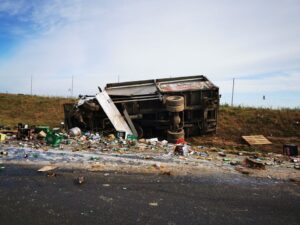 Read more about the article Ciężarówka wjechała do rowu. Na drogę wysypały się skrzynki z piwem