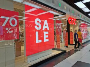 Read more about the article UWAGA łowcy okazji! Ostatnie dni wyprzedaży w kołobrzeskich sklepach. Podajemy wysokość rabatów