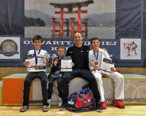 Read more about the article Cztery medale karateków klubu Morote. Młodziutki Maksym, mimo kontuzji, nie poddał się i dzielnie walczył dalej