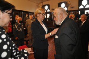 Read more about the article Wyróżnienia i odznaczenia dla osób związanych z kołobrzeskim garnizonem i organizacjami kombatanckimi