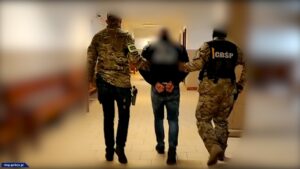 Read more about the article Akcja CBŚP w Ustroniu Morskim. Policjanci przejęli 18 kg narkotyków, broń i amunicję