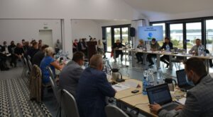 Read more about the article Pierwsza od marca sesja Rady Gminy Kołobrzeg, która nie odbyła się zdalnie. Radni spotkali się w nowm miejscu