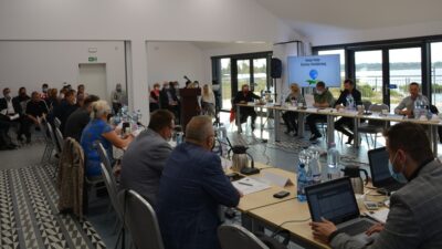 Pierwsza od marca sesja Rady Gminy Kołobrzeg, która nie odbyła się zdalnie. Radni spotkali się w nowm miejscu