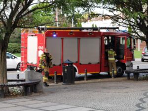 Read more about the article Od rana 26 interwencji Straży Pożarnej. Powalone drzewa, zerwany dach i banery reklamowe