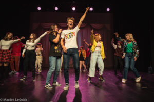 Read more about the article Po premierze: Młodzi kołobrzeżanie w musicalu „Wrzuć na luz” (ZDJĘCIA)
